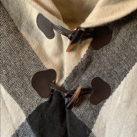 Plaid acrylic poncho/cape, one size - Picture 2 of 4